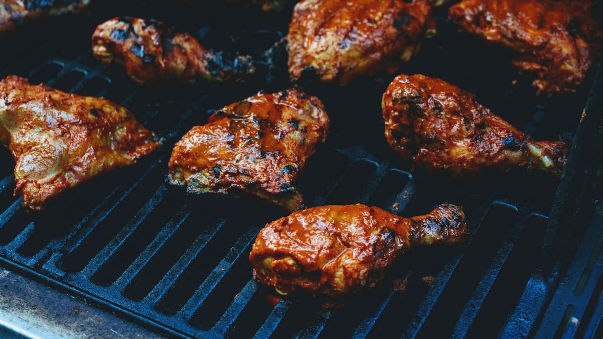 Kip op de barbecue met een kruidige BBQ-rub